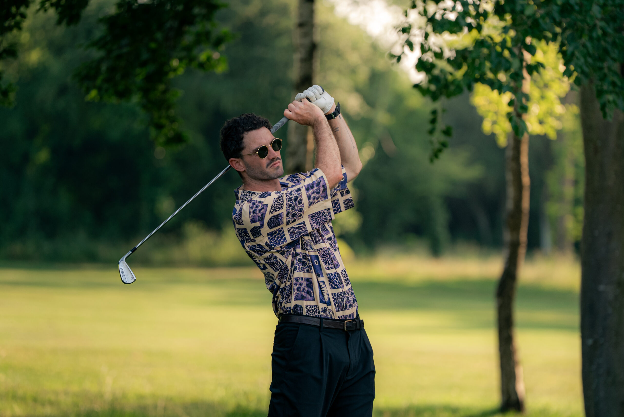 Thomas Monconduit réalisant un geste de golf